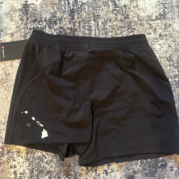 Lululemon Hawaii Aloha Mens Shorts PACE BREAKER SHORT 5’ SIZE: L. Black